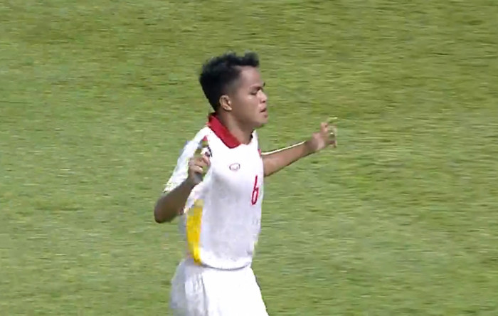 Dụng Quang Nho ghi bàn thắng nâng tỷ số lên 4-0 cho U23 Việt Nam.