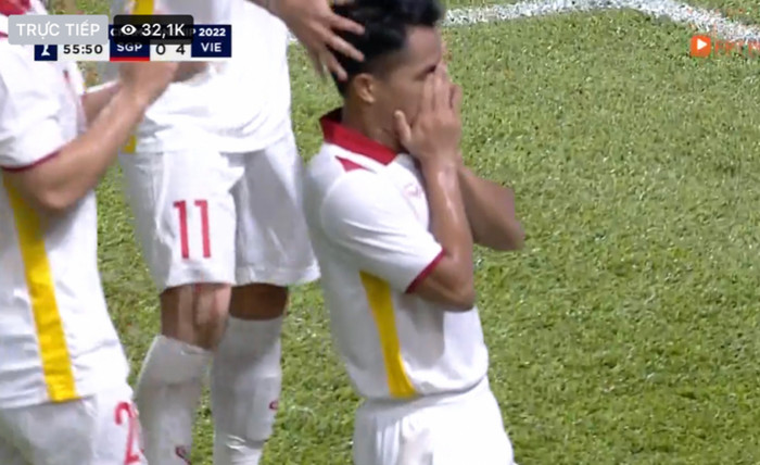 Dụng Quang Nho có hành động gửi bàn thắng đến bà ngoại vừa qua đời ở quê nhà. 