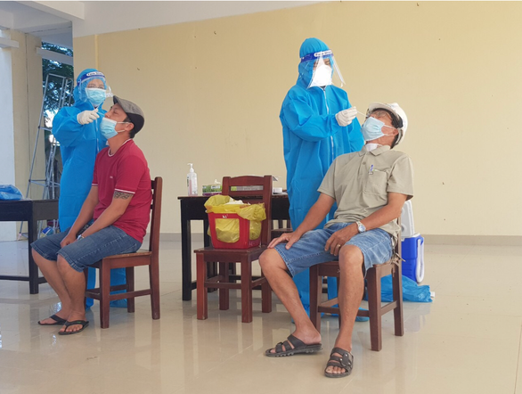 Test nhanh COVID-19 ở Đà Nẵng - Ảnh: TRƯỜNG TRUNG