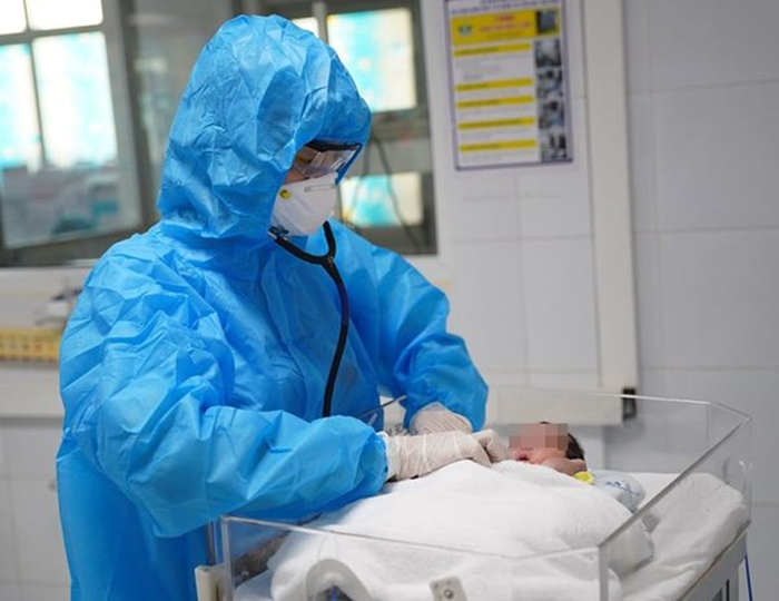 Có rất nhiều yếu tố nguy cơ có thể làm bệnh nặng lên, tuy nhiên cần&nbsp;căn cứ vào triệu chứng và xét nghiệm lâm sàng để quyết định có cần cho trẻ nhập viện hay không. Ảnh minh họa