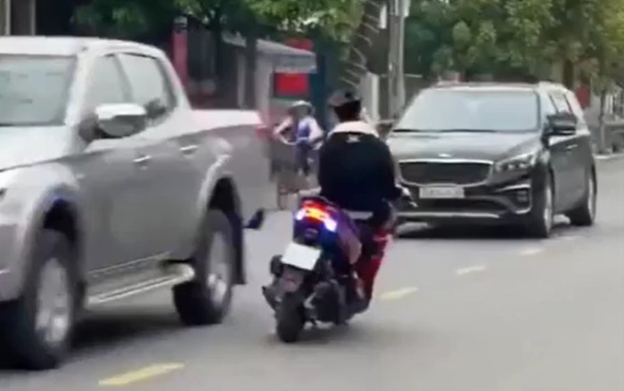 Clip: Kinh hãi cảnh nam thanh niên đầu trần điên cuồng lạng lách, đánh võng trên làn đường ngược chiều Ảnh 2