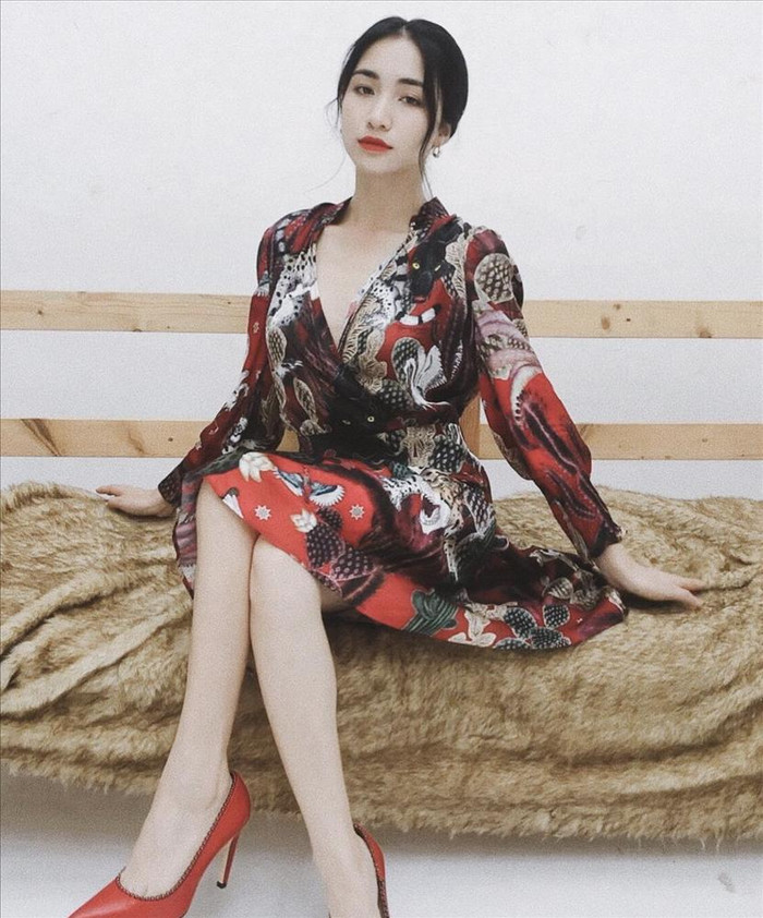 Những thiết kế váy hoa nhã nhặn, nữ tính thường xuyên nhằm trong list mua sắm của Hoà Minzy.&nbsp;