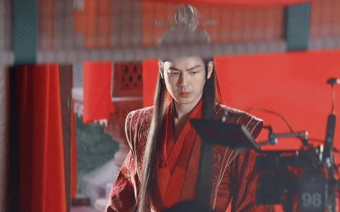 Lộ ảnh cận mặt Chung Hán Lương mặc đồ cưới đỏ rực, làm chú rể của mỹ nhân 'Lưu Ly mỹ nhân sát' Ảnh 2