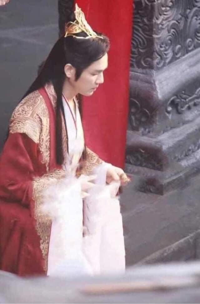 Lộ ảnh cận mặt Chung Hán Lương mặc đồ cưới đỏ rực, làm chú rể của mỹ nhân 'Lưu Ly mỹ nhân sát' Ảnh 6