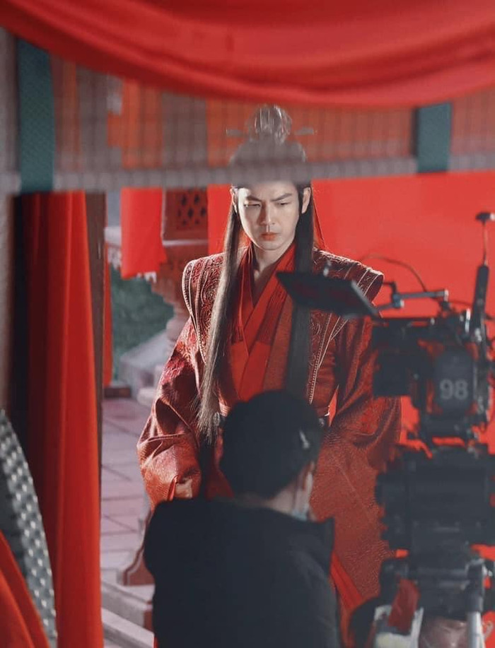 Lộ ảnh cận mặt Chung Hán Lương mặc đồ cưới đỏ rực, làm chú rể của mỹ nhân 'Lưu Ly mỹ nhân sát' Ảnh 4