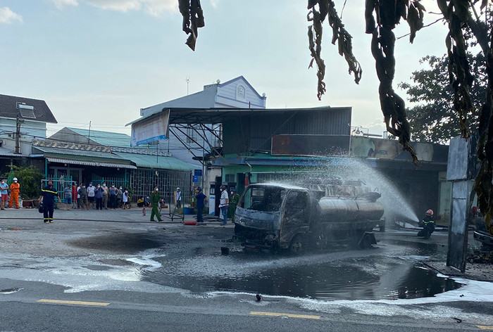 Xe bồn bị cháy đen. Ảnh: VietNamNet