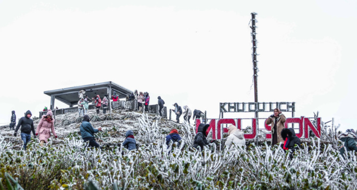 Tại Mẫu Sơn (Lạng Sơn) nền nhiệt cũng xuống đến -0,4 độ C, băng đã đông kết.&nbsp;(Ảnh: Báo Người Lao Động)