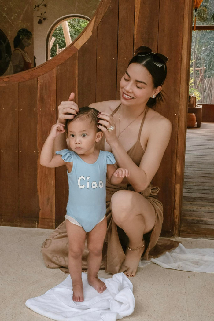 Nữ ca sĩ Hồ Ngọc Hà cũng chọn cho con gái yêu của mình mẫu đồ bơi màu xanh với tay bèo nữ tính.