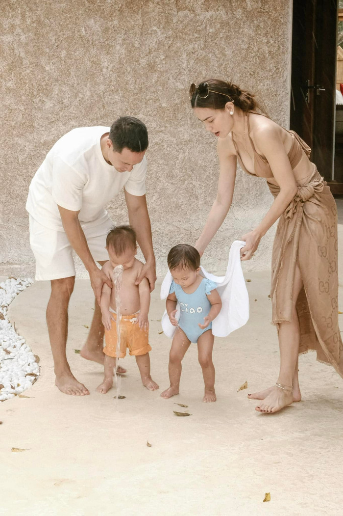 Bộ đồ cực xinh này đã tôn lên đôi chân dài thẳng tắp dù chỉ mới hơn 1 tuổi của nhóc tì. 