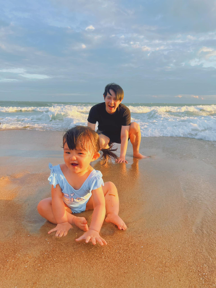 Nhóc tì đã có khoảng thời gian chơi đùa vui vẻ bên bãi biển với bố mẹ của mình.