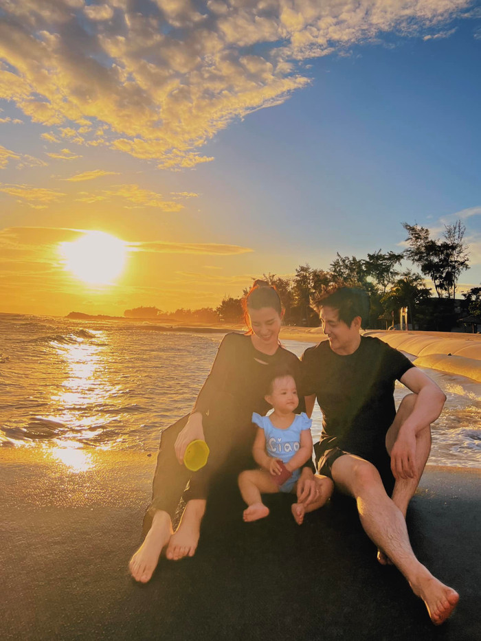 Bé Winnie nổi bật khi đi chơi biển cùng bố mẹ.