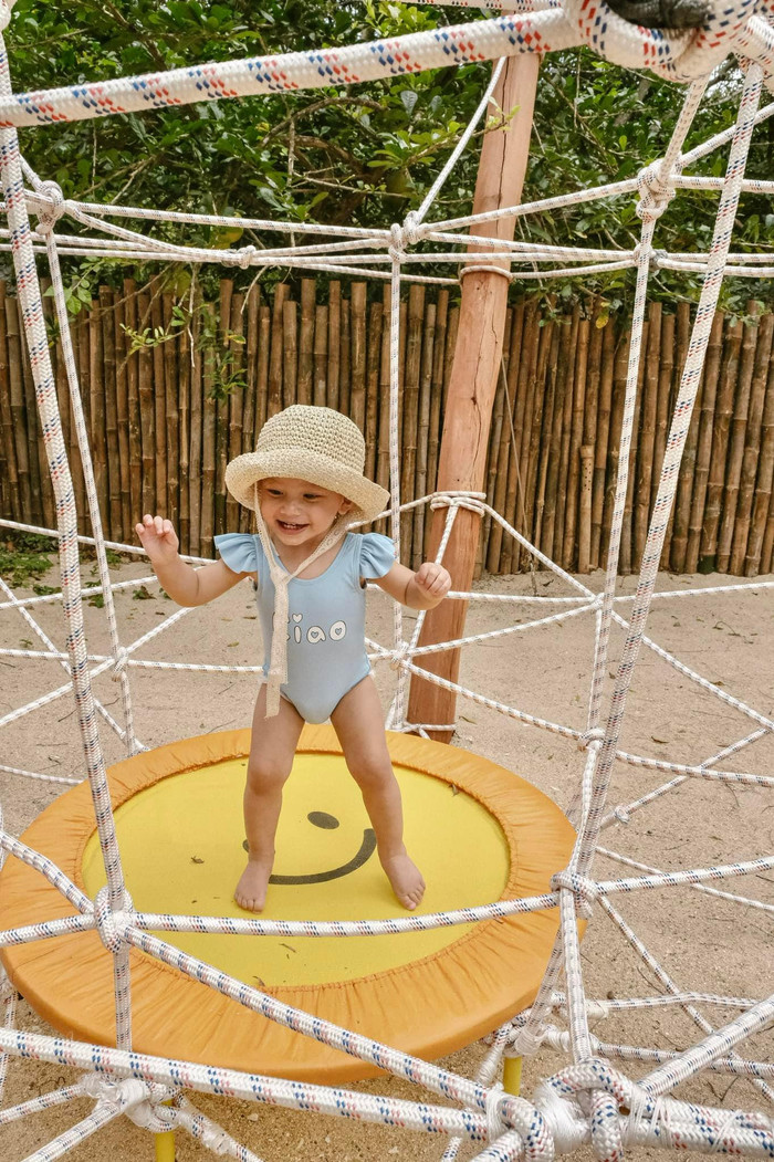 Hồ Ngọc Hà còn cho con gái đội thêm một chiếc mũ không chỉ che nắng mà còn trông vô cùng thục nữ..