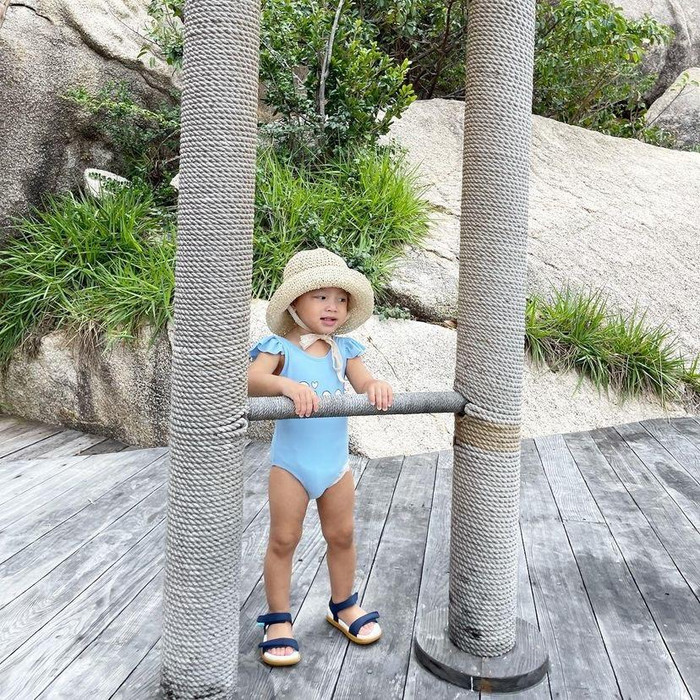 Ở mỗi khung hình, bé Lisa đều toát lên thần thái chuẩn mẫu nhí.