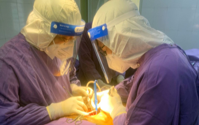 Bệnh nhân Covid-19 bị vỡ cột sống do tai nạn được cấp cứu thành công Ảnh 2