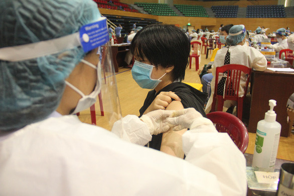 Tiêm vắc xin cho người dân ở Đà Nẵng - Ảnh: TRƯỜNG TRUNG