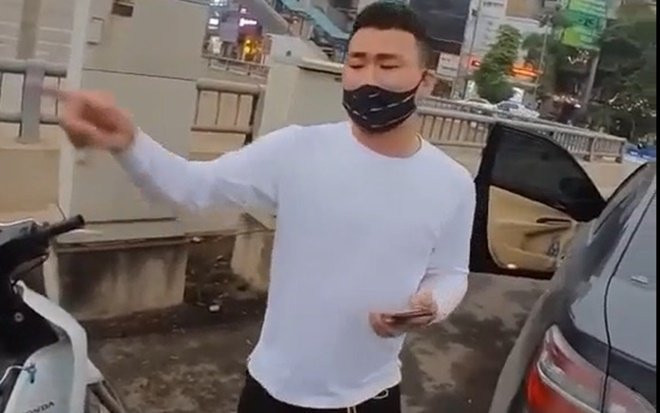 Clip: Nam shipper va chạm làm móp đuôi xe Camry nhưng thái độ của cả 2 mới gây tranh cãi Ảnh 2