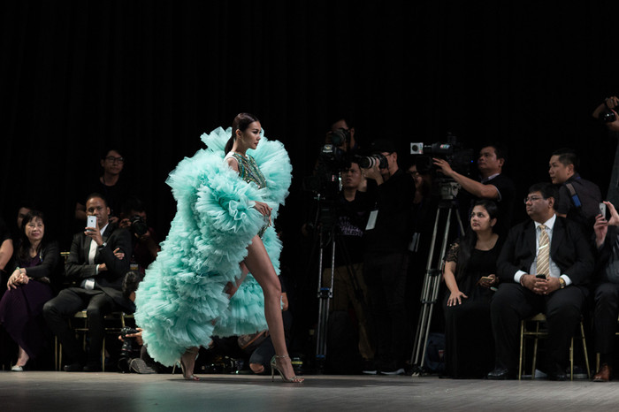 Thanh Hằng luôn thể hiện thần thái chuyên nghiệp, tự tin trên sàn catwalk.