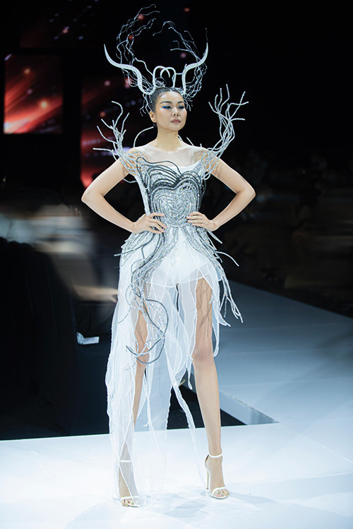 Ở tuổi U40, cô là siêu mẫu xuất hiện ở vị trí vedette nhiều bậc nhất làng mốt Việt Nam.