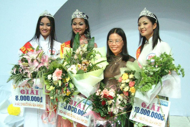 Thanh Hằng bên cạnh á hậu 1 Hoàng Cúc và á hậu 2 Phương Liên.