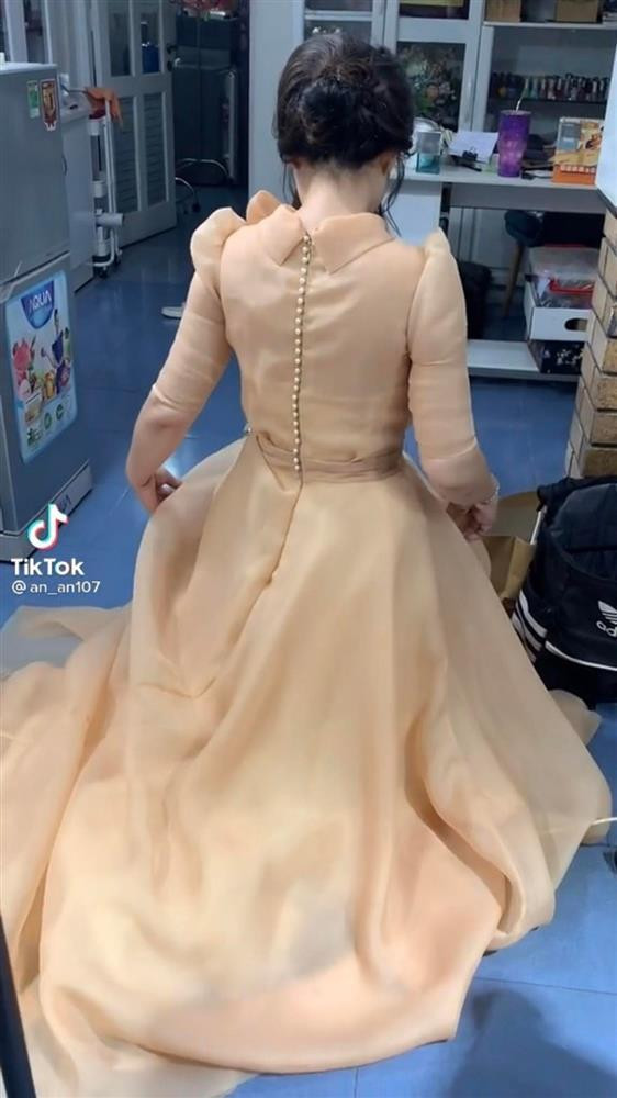 Đến giờ đi sự kiện nhưng Ngọc Lan vẫn loay hoay với chiếc váy.