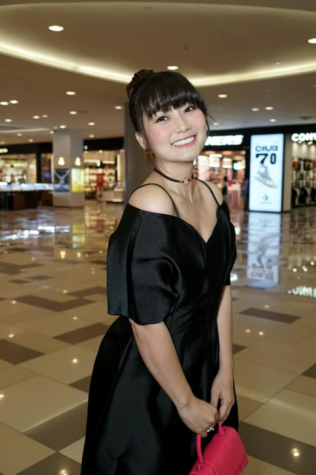 Sau đó, cô giảm cân từ từ bằng cách điều chỉnh chế độ ăn và chăm luyện tập thể thao. Tuy nhiên, kết quả chỉ thấy vòng eo nhỏ lại còn bắp chân, bắp tay không thay đổi nhiều.