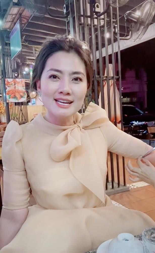 Trong clip, Ngọc Lan cho biết 'muốn liệt cái tay' sau nhiều giờ mặc chiếc váy. Thậm chí cô còn so sánh mình với 'người đẹp tay đô' 