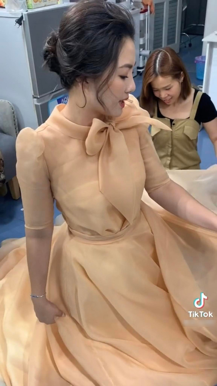 Ngọc Lan cho biết do quá trình mặc nên bộ đầm vải voan bị nhàu, nhưng cô lại không thể cởi ra được nữa, đành phải để trợ lý ủi lại bộ đồ ngay trên người cho kịp giờ đi event.