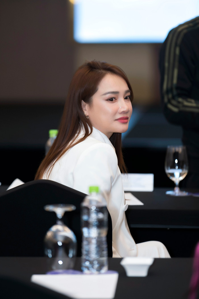 Dù góc nghiêng, song Nhã Phương vẫn để lộ khuôn mặt đầy đặn.