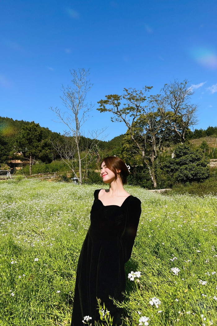 Hòa Minzy xinh đẹp rạng rỡ giữa ồn ào chia tay chồng.