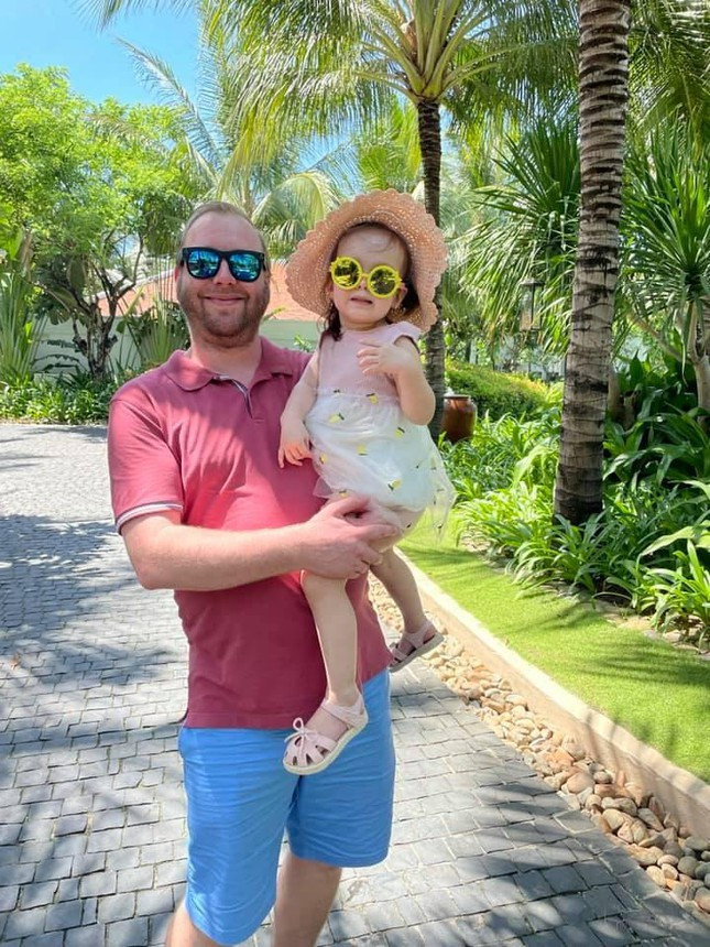 Chồng ngoại quốc và cô con gái dễ thương của Ngô Phương Lan được cô đăng tải trên trang cá nhân.