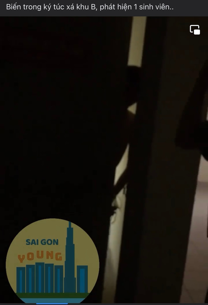 Nam sinh tố bị một đối tượng lạ mặt bịt miệng, kéo ra phía cầu thang bộ rồi trói lại để thực hiện hành vi trộm cắp. Ảnh cắt từ clip
