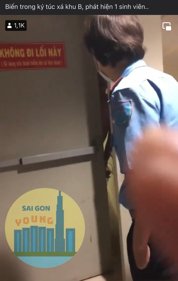 Bảo vệ và một số sinh viên khi nghe tiếng kêu cứu đã chạy đến xem tình hình và “giải cứu” cho nam sinh. Ảnh cắt từ clip