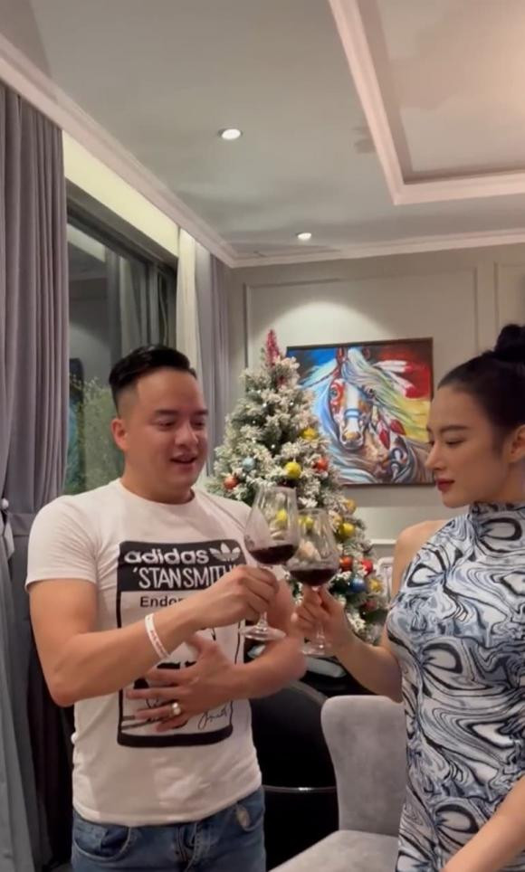 Cao Thái Sơn đã đăng tải 1 đoạn clip cầu hôn Angela Phương Trinh. 