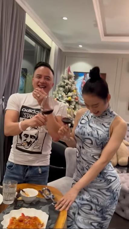 Cặp đôi được fan 'đẩy thuyền' năm ấy giờ đã hội ngộ cực tình tứ bên nhau. 