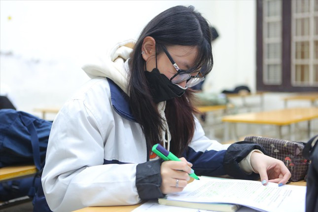 Quyết tâm trở lại trường học chưa lâu, nhiều nơi đã phải chuyển học trực tuyến vì gia tăng F0. Ảnh: Trọng Tài