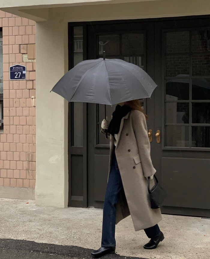 Áo dạ dáng dài trở thành con cưng của mùa rét buốt miền Bắc.