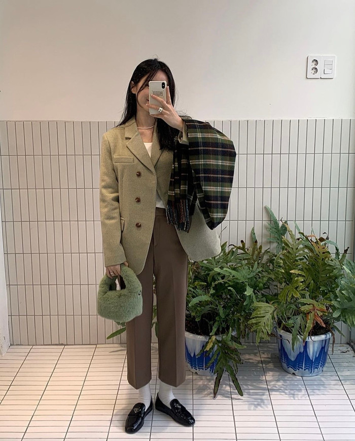 Đi làm trong tiết trời lạnh buốt thì không thể bỏ qua item này.