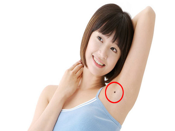 5 nốt ruồi này là 'hố chôn tiền', ai may mắn sở hữu được thì cả đời giàu sang, sống trong nhung lụa Ảnh 7