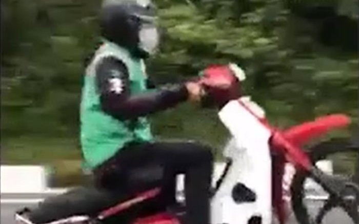 Clip: Nhiều 'quái xế' thi nhau 'biểu diễn' bốc đầu xe máy, tự gây tai nạn trên đèo Hải Vân Ảnh 2