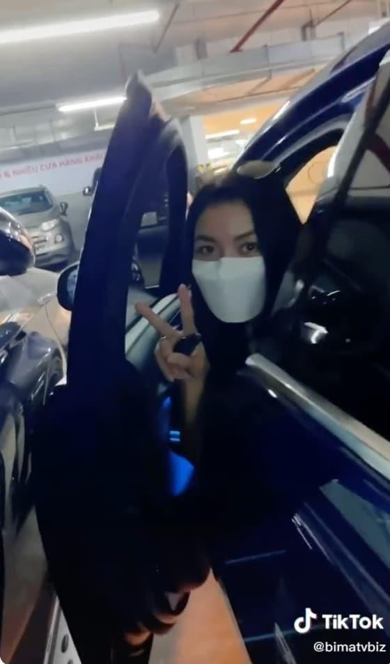 Sau khi vào được trong xe, Thúy Vân còn hài hước bông đùa là bản thân đã trở về số cân nặng của ngày xưa là 50 kg nên mới có thể có màn ảo thuật tuyệt vời này.
