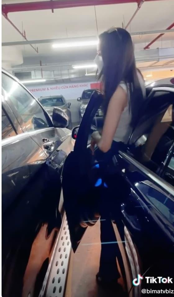 Thân hình mỏng như lá lúa đã giúp người đẹp vượt qua 'thử thách'.