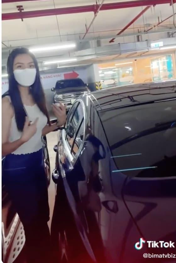 Á hậu Thúy Vân bị chặn ngay cửa xe.