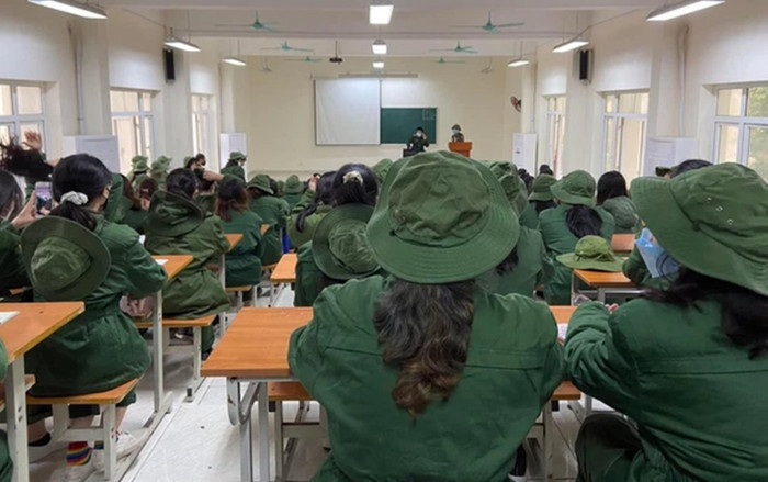 Đại diện NEU lên tiếng về việc sinh viên phải học quốc phòng giữa thời tiết 10 độ, F0 và F1 tăng liên tục Ảnh 2