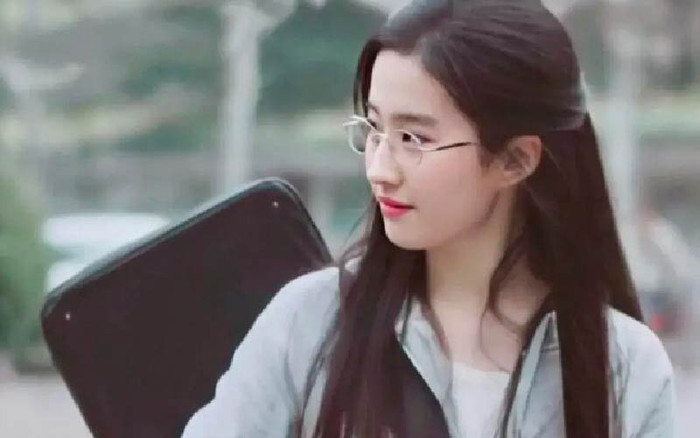 Khoảnh khắc Lưu Diệc Phi năm 20 tuổi khiến netizen cảm thán: 'Nữ thần thanh xuân là đây chứ đâu!' Ảnh 2