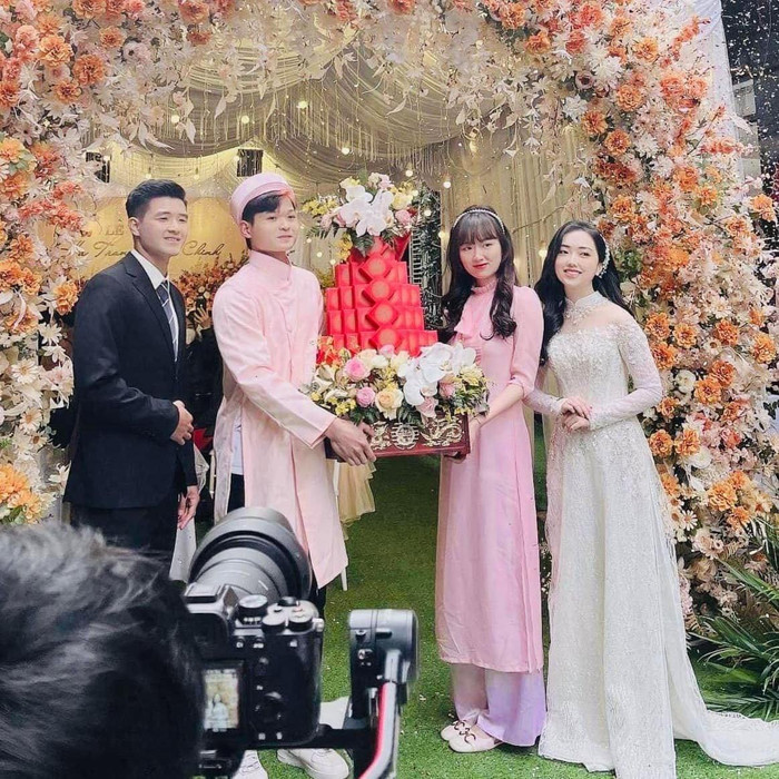 Bà xã Hà Đức Chinh lộng lẫy trong lễ cưới.