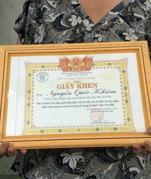 Nguyễn Quốc Khiêm làm giấy khen giả. Ảnh: Báo Thanh Niên