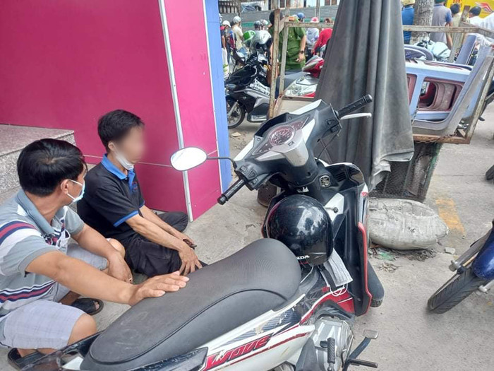 Người cha ngồi khóc thương con. 