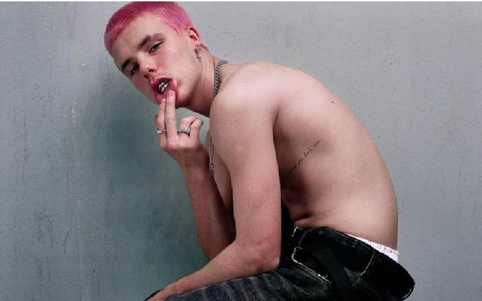 Cậu út nhà David Beckham vừa xuất hiện đã gây sốt: Thần thái không hề thua kém phụ huynh khi còn trẻ Ảnh 2