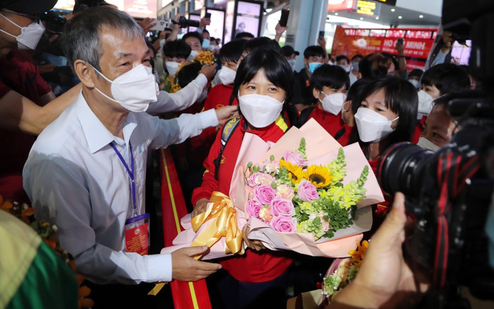 Sau bầu Đức, nữ tướng Kim Chi nhận Thành tựu trọn đời cống hiến cho bóng đá Ảnh 2