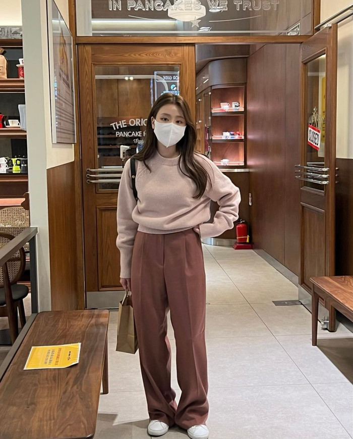 Nếu quần jean mang lại cảm giác hơi nặng nề thì quần tây ống rộng là sự lựa chọn tuyệt vời.